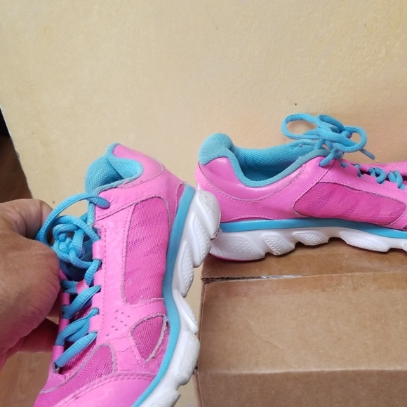 Women's pink Under Armour tennis shoe - Picture 2 of 7